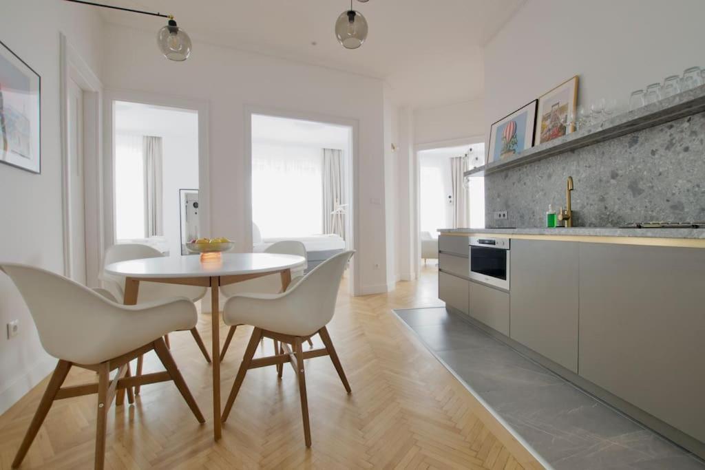 Premium Apartment By Hi - Central 2 Bedroom - Best View Budapest Exterior foto