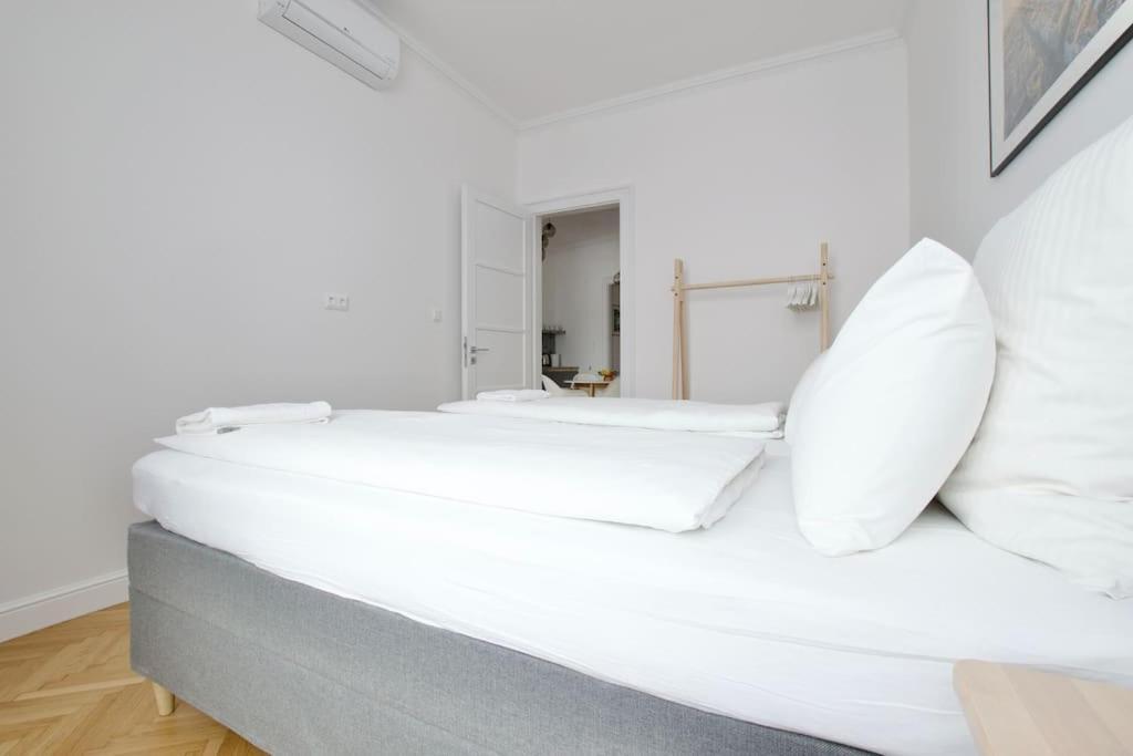 Premium Apartment By Hi - Central 2 Bedroom - Best View Budapest Exterior foto